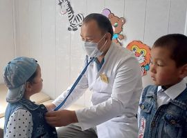 Der Kinderarzt bei der Arbeit