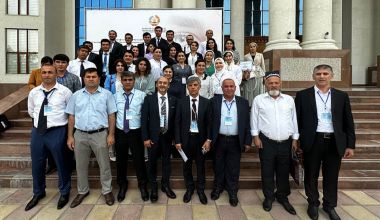 Gruppenfoto vor der Tajik State Medical University