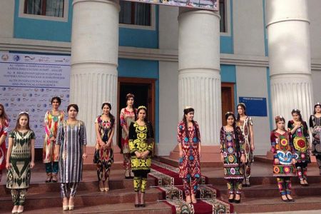 Tadschikische Medizinstudentinnen in traditioneller Tracht
