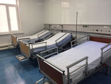 Betten in der renovierten Station in der Klinik Karabolo